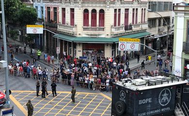 Um homem fez seis pessoas reféns, em um bar na Lapa, área central do Rio de Janeiro, na tarde desta sexta-feira (29). Segundo informações preliminares, ele entrou em um bar na esquina das ruas do Rezende e dos Inválidos, armado com uma faca.