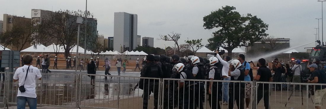 Jatos d'água são lançados contra manifestantes próximo ao Museu da República