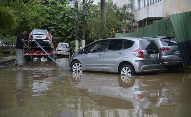  Carros alagados na Rua General Garzon, no Jardim Botânico, pelas chuvas que atingiram o Rio de Janeiro. 