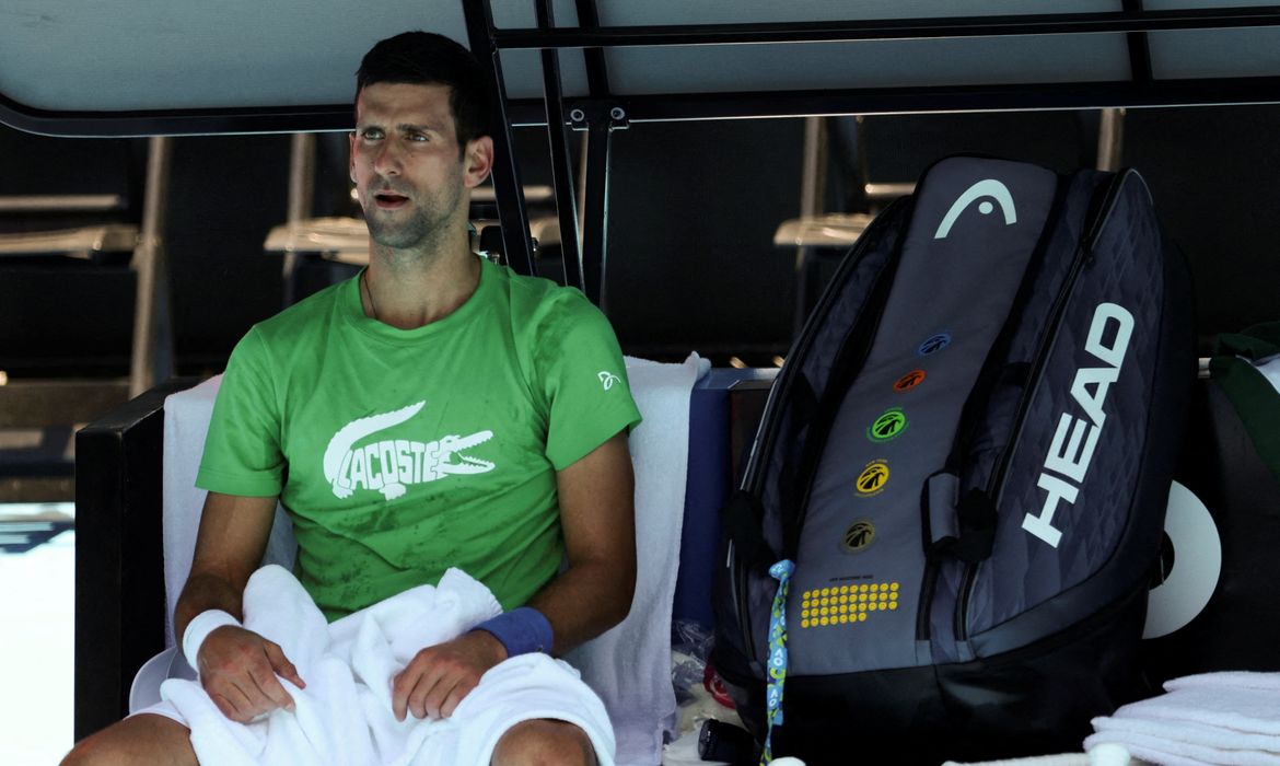 Novak Djokovic descansa durante treino em Melbourne Park para o Aberto da Austrália, antes de ser deportado e ficar fora do grand slam
