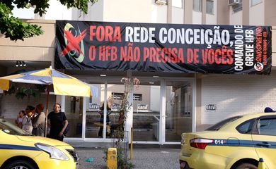 Rio de Janeiro (RJ), 15/10/2024 - Trabalhadores da saúde fazem manifestação em frente ao Hospital Federal de Bonsucesso, na zona norte da cidade, contra a passagem da gestão do hospital ao Grupo Hospitalar Conceição (GHC).  Foto: Tânia Rêgo/Agência Brasil