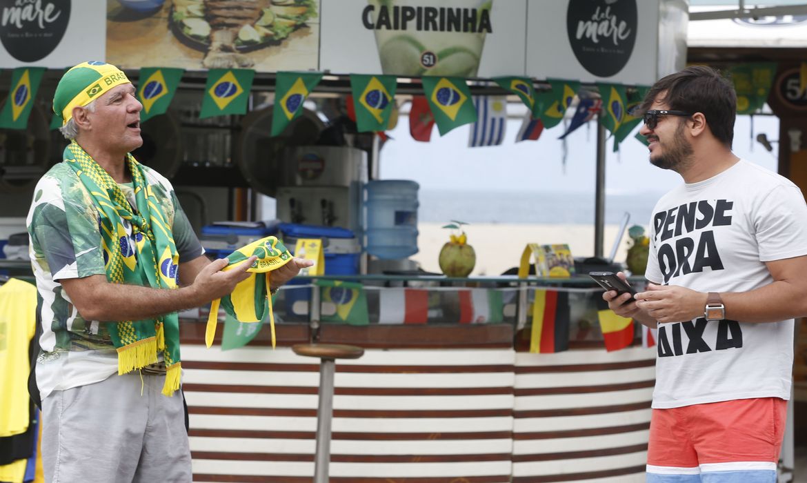 Torcedores se preparam para o jogo da Seleção brasileira contra a Sérvia esta tarde pela Copa do Mundo. 