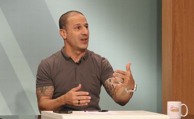 O piloto de automobilismo Tony Kanaan é o entrevistado no programa Sem Censura, da TV Brasil.