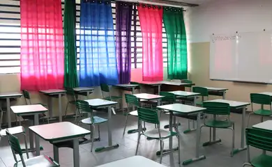 Sala de aula vazia da Escola Estadual Terezine Arantes Ferraz Bibliotecaria, no Parque Casa de Pedra, zona norte da capital.