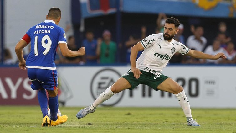 O jogador Bruno Henrique, da SE Palmeiras, disputa bola com o jogador