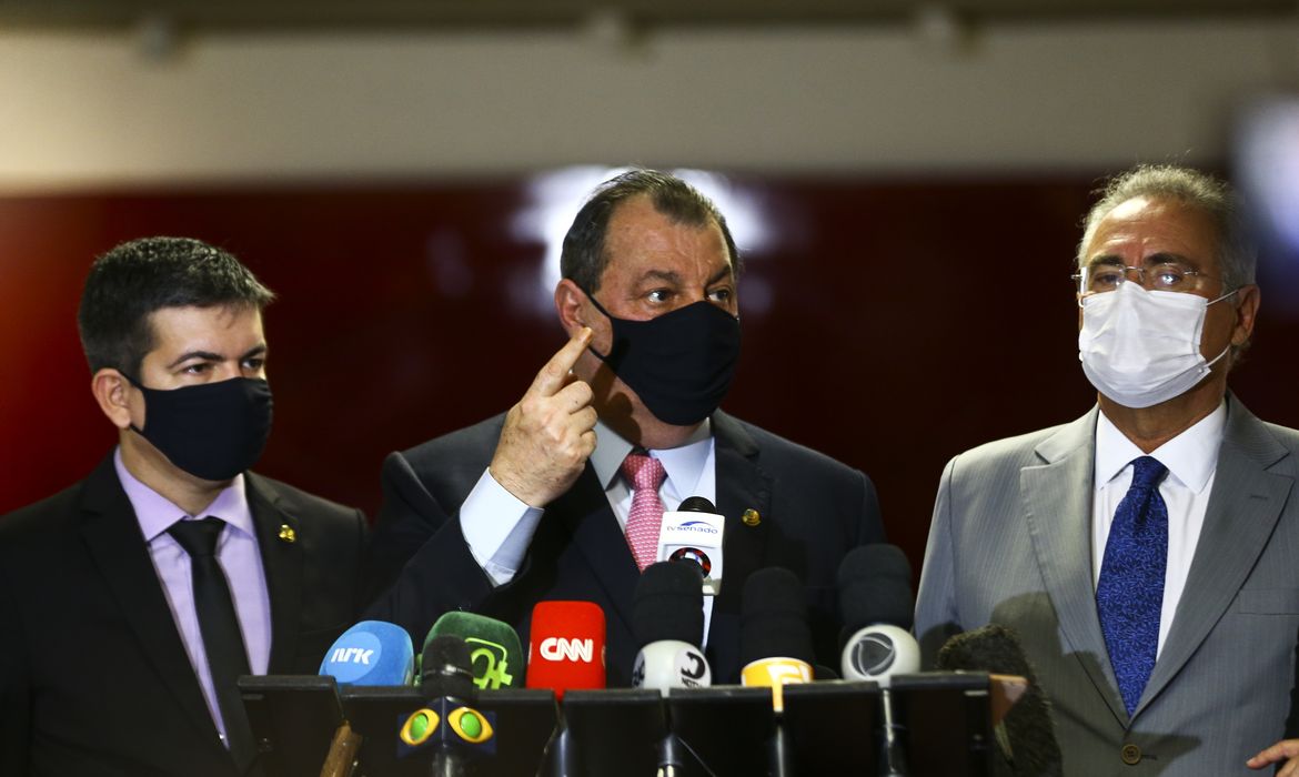 Os senadores Randolfe Rodrigues, Omar Aziz e Renan Calheiros durante entrevista após a instalação da CPI da Pandemia, no Senado Federal.