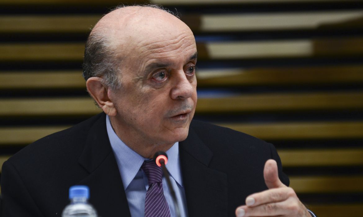 São Paulo - O ministro de Relações Exteriores, José Serra, apresenta para os empresários os planos do governo sobre o comércio exterior, na sede da Fiesp (Rovena Rosa/Agência Brasil)