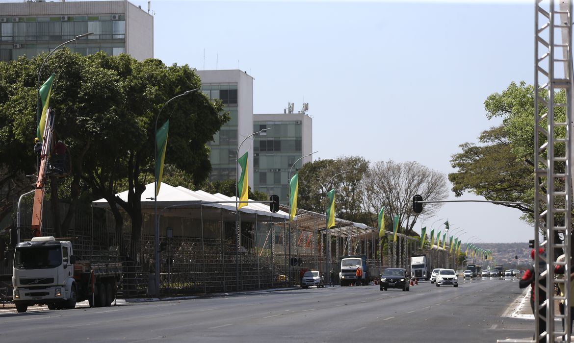 Esplanada dos Ministérios recebe preparativos para o desfile cívico-militar de 7 de Setembro