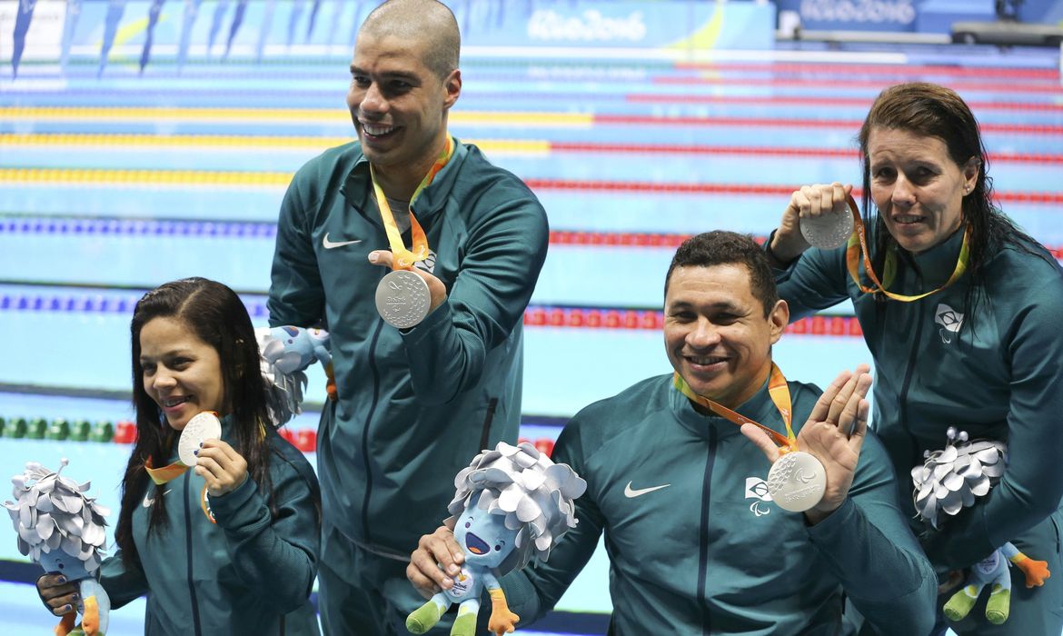 Brasil ganha prata no 4x50 livre na natação