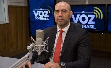 Delegado Fernando de Souza Oliveira, Diretor de operações do MJSP, é o entrevistado no programa A Voz do Brasil.
