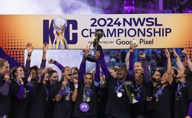 Atacante Marta, capitã do Orlando Pride, comemora primeiro título do clube na liga de futebol feminino nos EUA