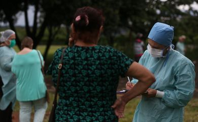 Movimentação de idosos no posto da 612 Sul para Vacinação contra Influenza