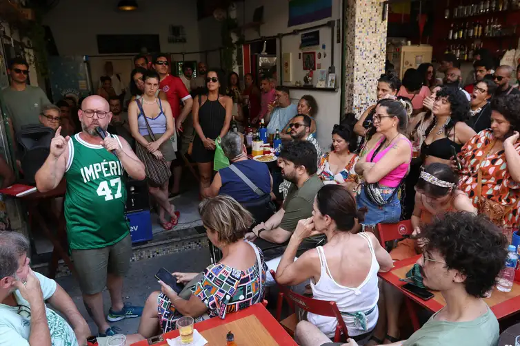 Tânia Rêgo/Agência Brasil Rio de Janeiro (RJ), 28/12/2023 - O professor Luiz Antônio Simas, dá uma aula pública sobre como a umbanda ajudou a criar o Réveillon do Rio de Janeiro, na calçada do Bar Madrid, zona norte da cidade. Foto: Tânia Rêgo/Agência Brasil
