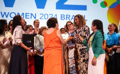 Rio de Janeiro (RJ), 01/10/2024 – A presidente do W20, Ana Fontes entrega documento final à ministra da Igualdade Racial, Anielle Franco durante o evento Women 20 (W20), no Theatro Municipal do Rio de Janeiro, no centro da capital fluminense. Foto: Tomaz Silva/Agência Brasil