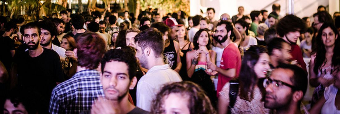 O Estoril, na Praia de Iracema, foi palco do encontro de duas gerações de músicos independentes locais na abertura da Feira da Música nesta quarta-feira