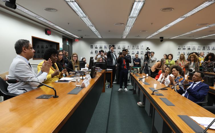 Brasília 03/12/2025 A  Comissão Especial da Câmara aprovou a  proposta de emenda à Constituição que cria o Fundo Nacional da Igualdade Racial (PEC 027/2024). O relator do texto é o deputado Orlando Silva. Foto Lula Marques/Agência Brasil