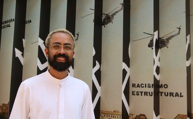 São Paulo (SP), 05/10/2023 - O artista Jaime Lauriano apresenta as obras que fazem parte do Panorama da Cidade de São Paulo, projeto que propõem releituras de pinturas históricas, nas escadarias do Beco do Pinto. Foto: Rovena Rosa/Agência Brasil