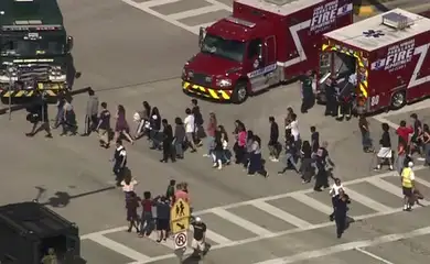 Estudantes são evacuados da Stoneman Douglas High School