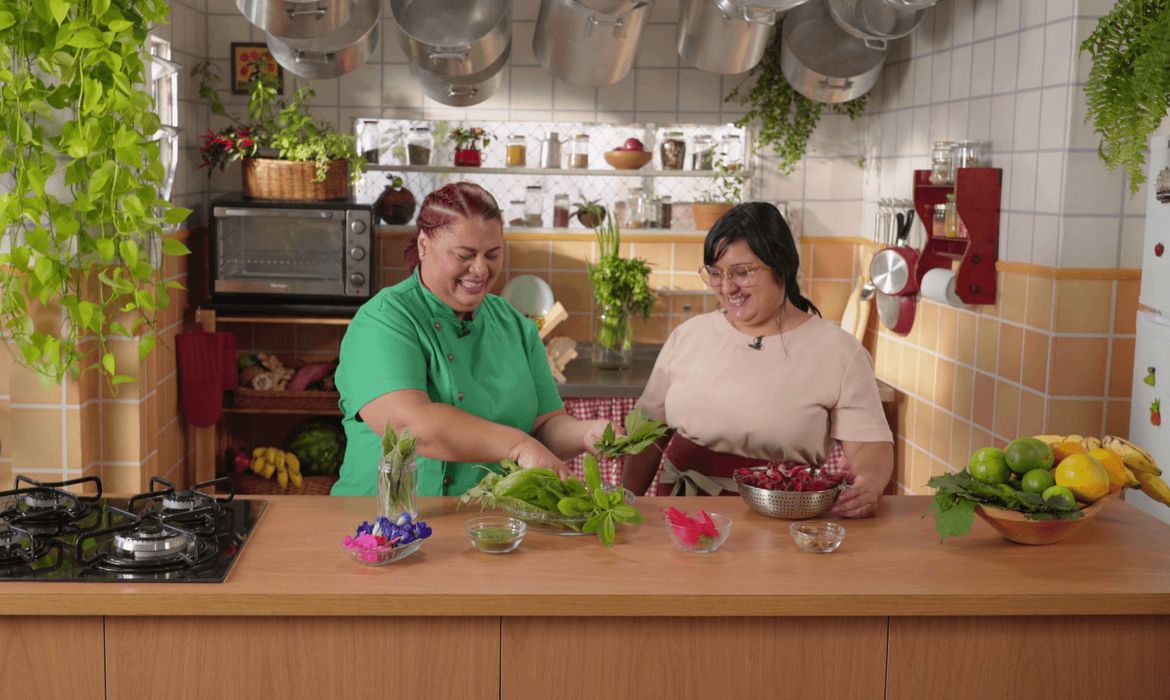 Rio de Janeiro (RJ) 21/03/2025 - Uso de Plantas Alimentícias Não Convencionais é tema do Xodó de Cozinha. Chef Regina Tchelly recebe culinarista para falar das PANCs. Frame TV Brasil