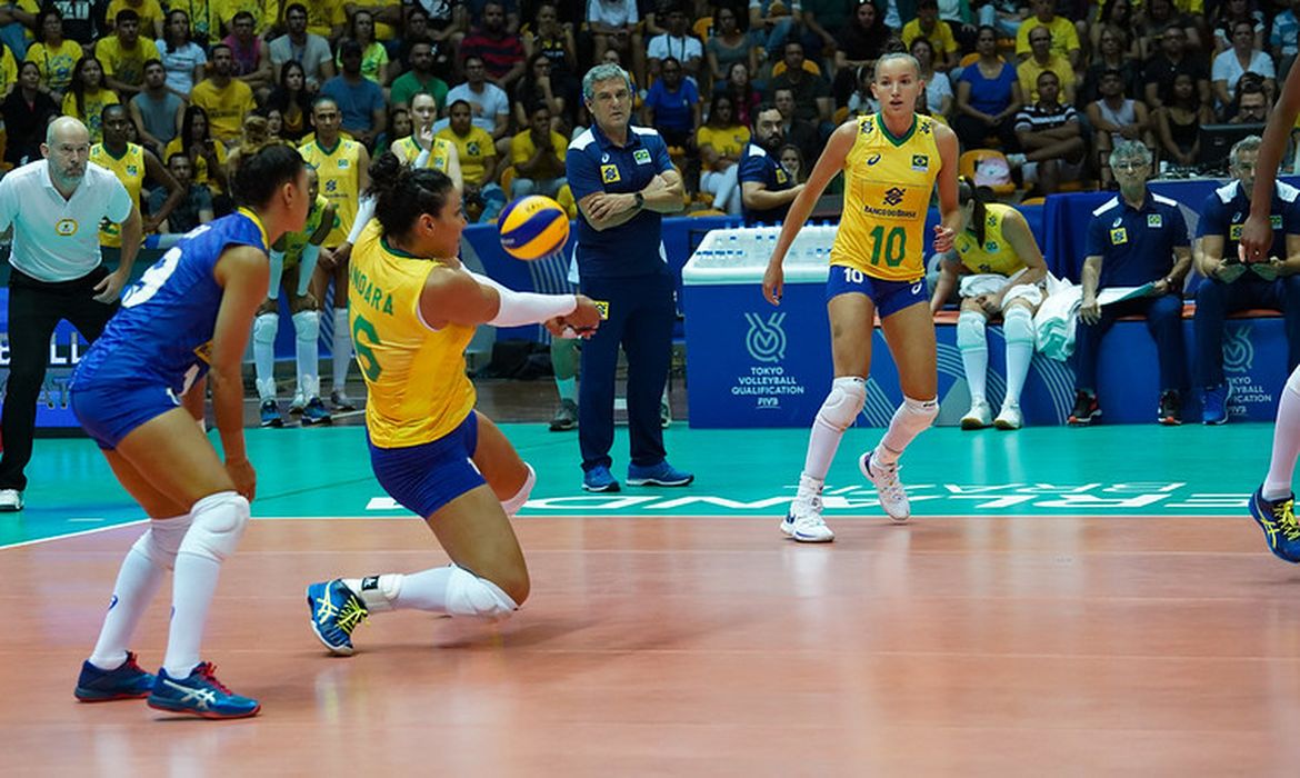 Brasil enfrentou a República Dominicana, pelo Pré-Olímpico de vôlei feminino, em Uberlândia (MG).