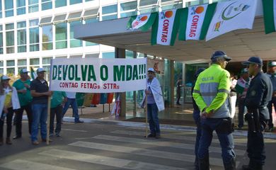 Brasília - Um grupo de trabalhadores rurais ligado a Confederação Nacional de Trabalhadores da Agricultura faz protesto na Esplanada dos Ministérios, em Brasília (José Cruz/Agência Brasil)