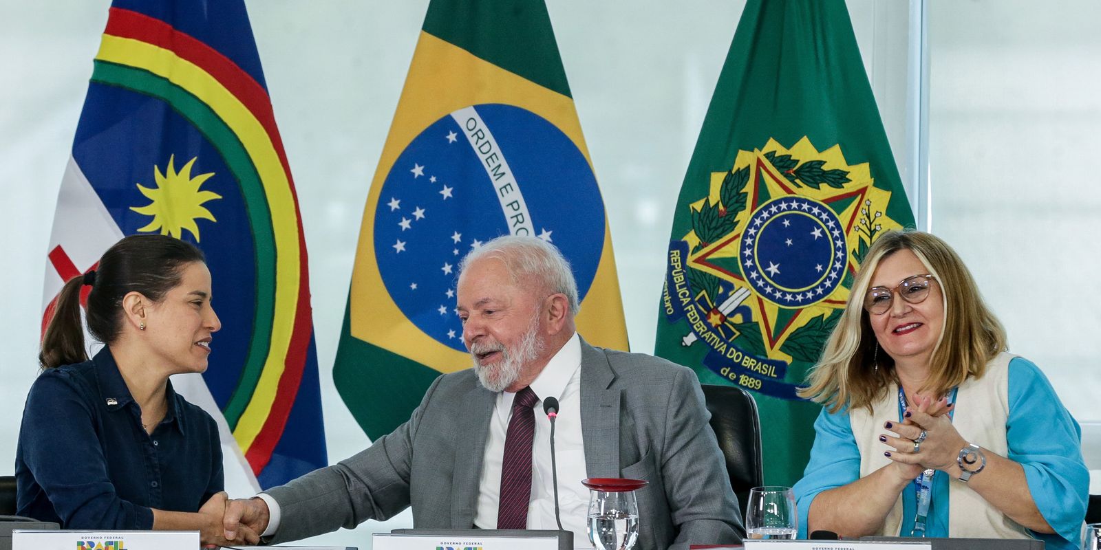 Brasília/DF, 12/07/2023, A Governadora de Pernambuco, Raquel Lyra, o presidente Lula, e a presidente da Caixa, Maria Rita Serrano, durante assinatura de contrato FINISA - Financiamento à Infraestrutura e ao Saneamento, no Palácio do Planalto. Foto: Antôni