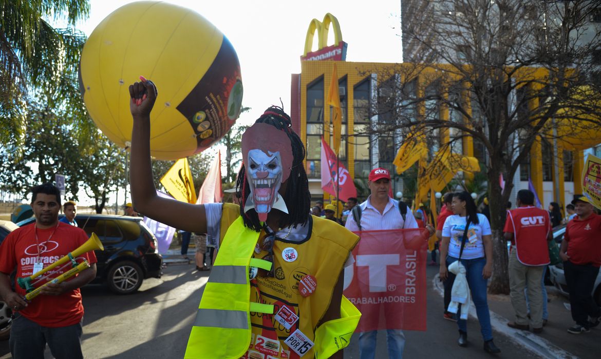 trabalhadores e sindicalistas que apoiam a campanha #SemDireitosNãoéLegal, participam de um protesto por direitos trabalhistas na rede McDonald’s