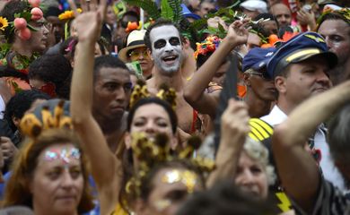O bloco Cordão do Boitatá anima foliões em um show na Praça XV, no centro da cidade do Rio de Janeiro.