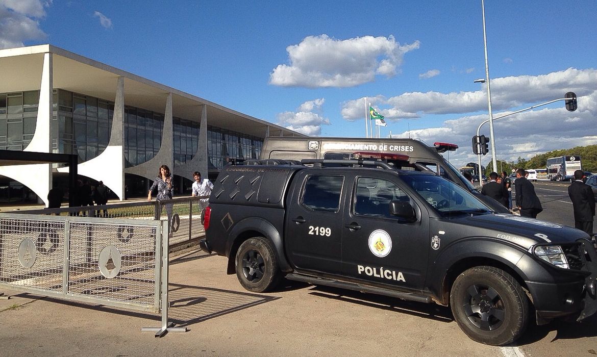 Três viaturas do Batalhão de Operações Especiais (Bope) da Polícia Militar foram deslocadas para o Palácio do Planalto depois que três volumes foram deixados em frente ao prédio (Luana Lourenço/Agência Brasil)