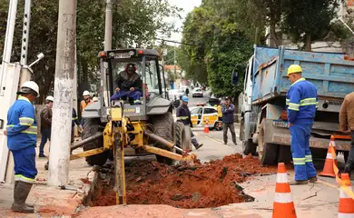 São Paulo (SP), 02/07/2025 - Funcionários da Companhia de Saneamento Básico do Estado de São Paulo - Sabesp e da Enel trabalham no reparo do rompimento da tubulação da Sabesp na rua Chico Paula , Freguesia do Ó, zona norte da capital. Foto: Rovena Rosa/Agência Brasil