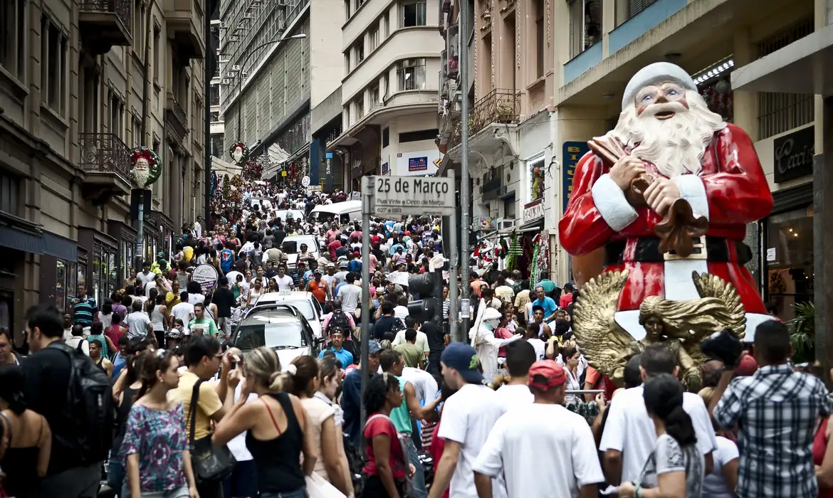 O movimento na Rua 25 de Março, maior centro de comércio popular de São Paulo