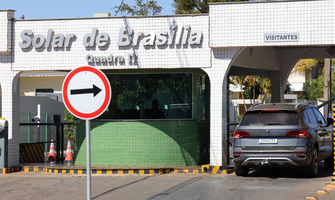 Moraes determina reforo no monitoramento da casa de Bolsonaro