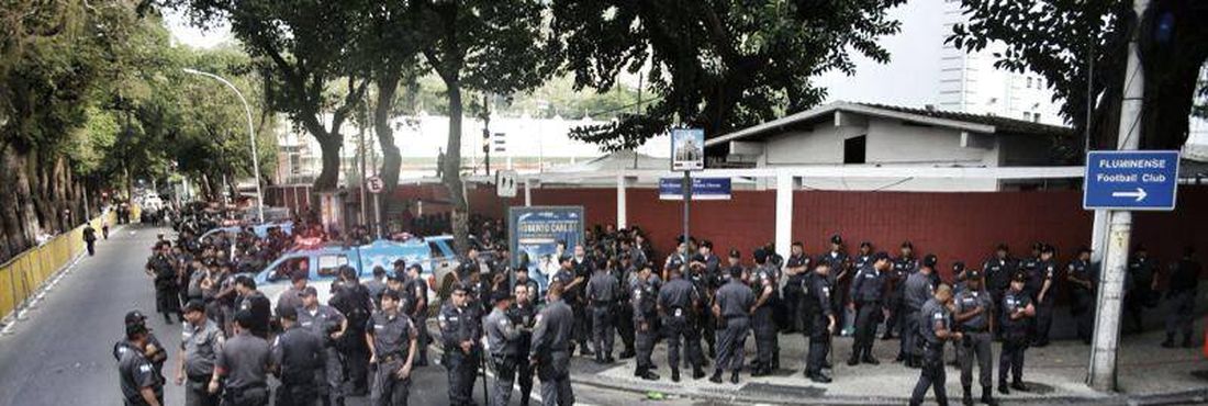 Policiais se posicionam nas proximidades do Palácio Guanabara. Manifestantes planejam marchar até a sede do governo fluminense, onde o Papa será  recepcionado por governantes brasileiros.