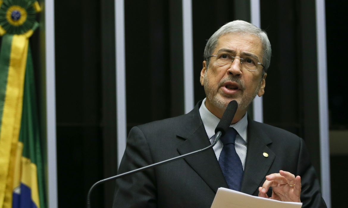 Brasília - Pela oposição, o deputado Antonio Imbassahy (BA), líder do PSDB, disse que os defensores de Dilma Rousseff não negam as infrações ponto a ponto, mas seguem com discursos tentando desviar o foco central da denúncia (Marcelo