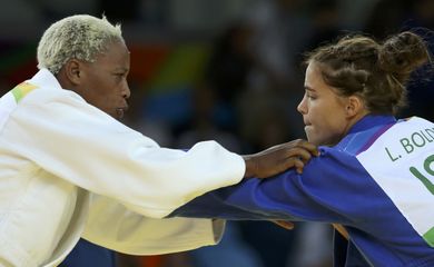 A judoca refugiada Yolande Bukasa enfrenta a israelense Linda Bolder 
