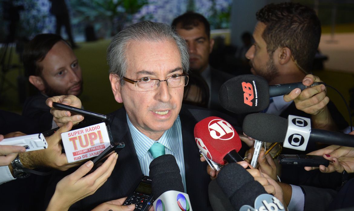 Brasília - Presidente da Câmara Eduardo Cunha deixa o prédio do Congresso e fala com jornalistas (Fabio Rodrigues Pozzebom/Agência Brasil)