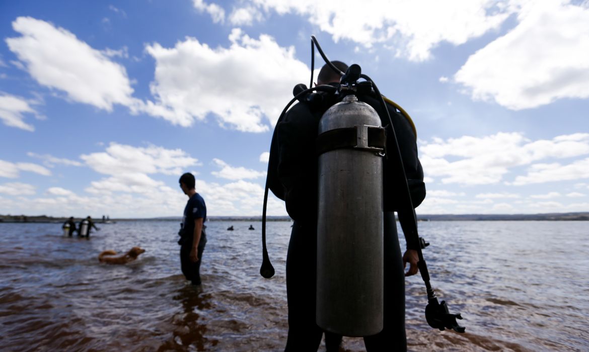 Brasília - Mergulhadores de escolas de mergulho do DF participam de uma ação de limpeza do Lago Paranoá. O objetivo é de resgatar mais de uma tonelada de resíduos das águas do Lago (Marcelo Camargo/Agência Brasil)