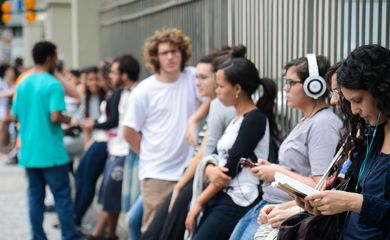 Rio de Janeiro - Estudantes chegam ao Colégio Santo Inácio, em Botafogo, zona sul da capital fluminense, para o segundo dia de provas do Enem 2016. (Tomaz Silva/Agência Brasil)