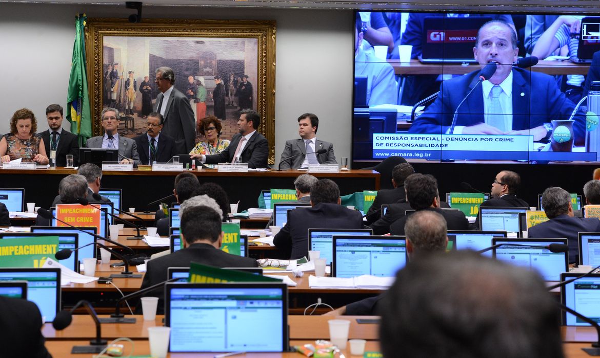 Brasília - A comissão especial da Câmara, que analisa o pedido de impeachment da presidenta Dilma Rousseff, discute o parecer do relator Jovair Arantes  (Valter Campanato/Agência Brasil)