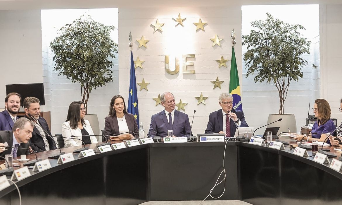 Presidenciável se reuniu com embaixadores da União Europeia