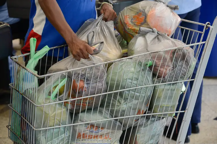  Fim da distribuição gratuita de sacolas plásticas pelos supermercados, que passarão a ser cobradas, com objetivo de reduzir o excesso de plástico descartado no meio ambiente