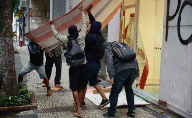 Rio de Janeiro - Polícia Militar e manifestantes entraram em confronto no centro do Rio durante protesto contra as reformas trabalhista e da Previdência (Tomaz Silva/Agência Brasil)