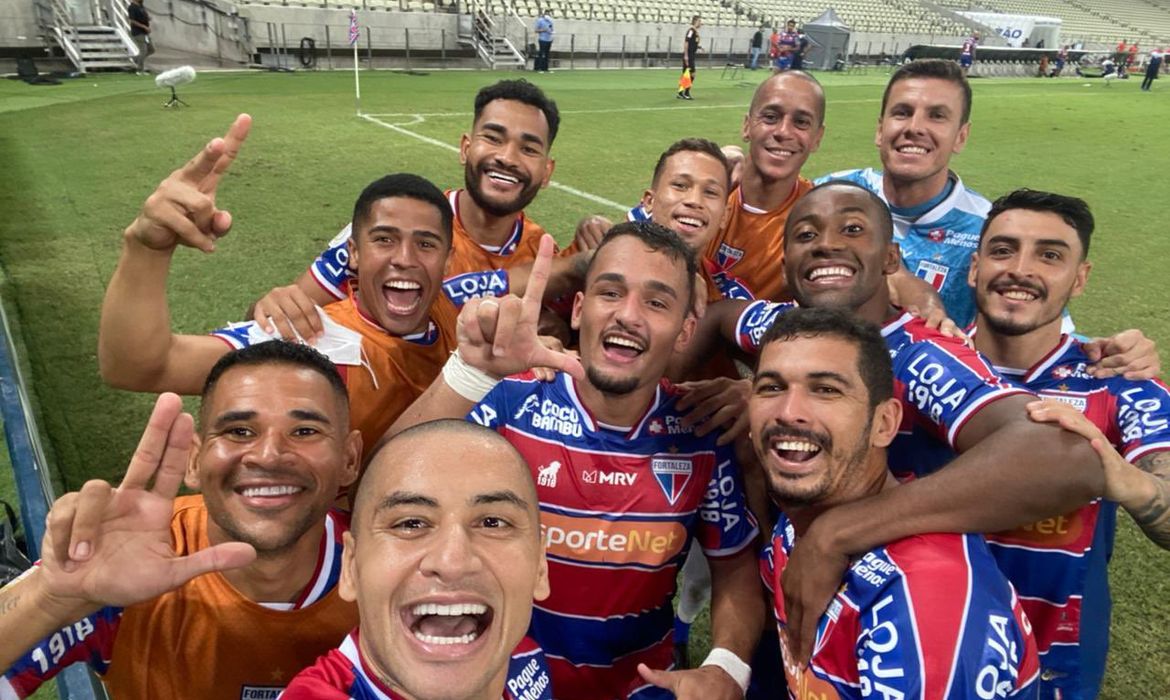 Jogadores do Fortaleza fazem uma selfie após marcar gol contra o Coritiba,