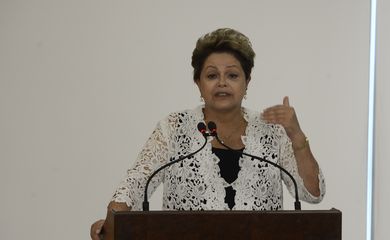 Brasília - Presidenta Dilma Rousseff durante solenidade de assinatura de contratos de concessão das rodovias BR 163 em MT e MS e BR 040 no DF, GO e MG (Valter Campanato/Agência Brasil)