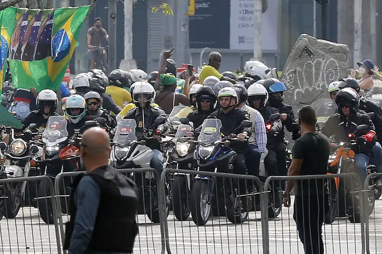 Fernando Frazão/Agência Brasil Presidente Jair Bolsonaro participa de ato com apoiadores no Monumento aos Pracinhas, no Aterro do Flamengo, na zona Sul do Rio.