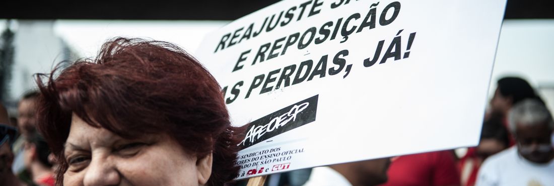 Os professores da rede pública do estado de São Paulo fecharam as seis pistas da avenida Paulista, no centro de São Paulo. Eles estão em greve, e fizeram manifestação por aumento de salário