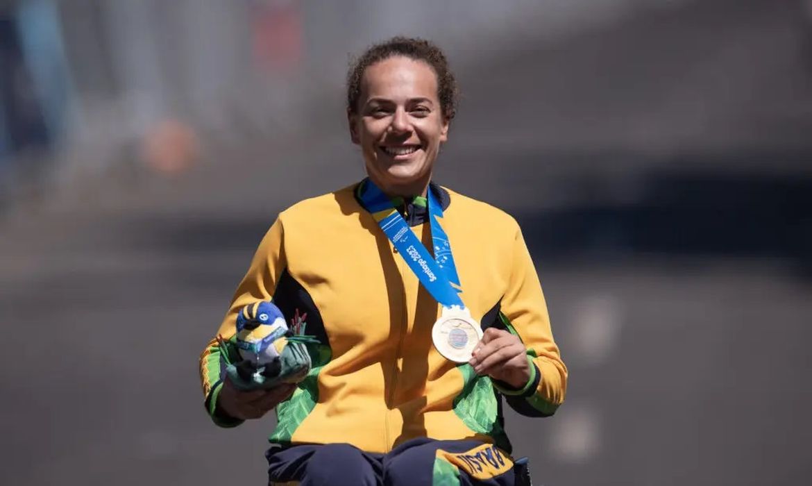 A ciclista Jady Malavazzi exibe medalha de ouro no Parapan de Santiago