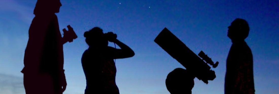 Astrônomos amadores observam o céu