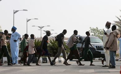 Em Katsina, na Nigéria, estudantes caminham livres, após terem sido libertados de um sequestro 