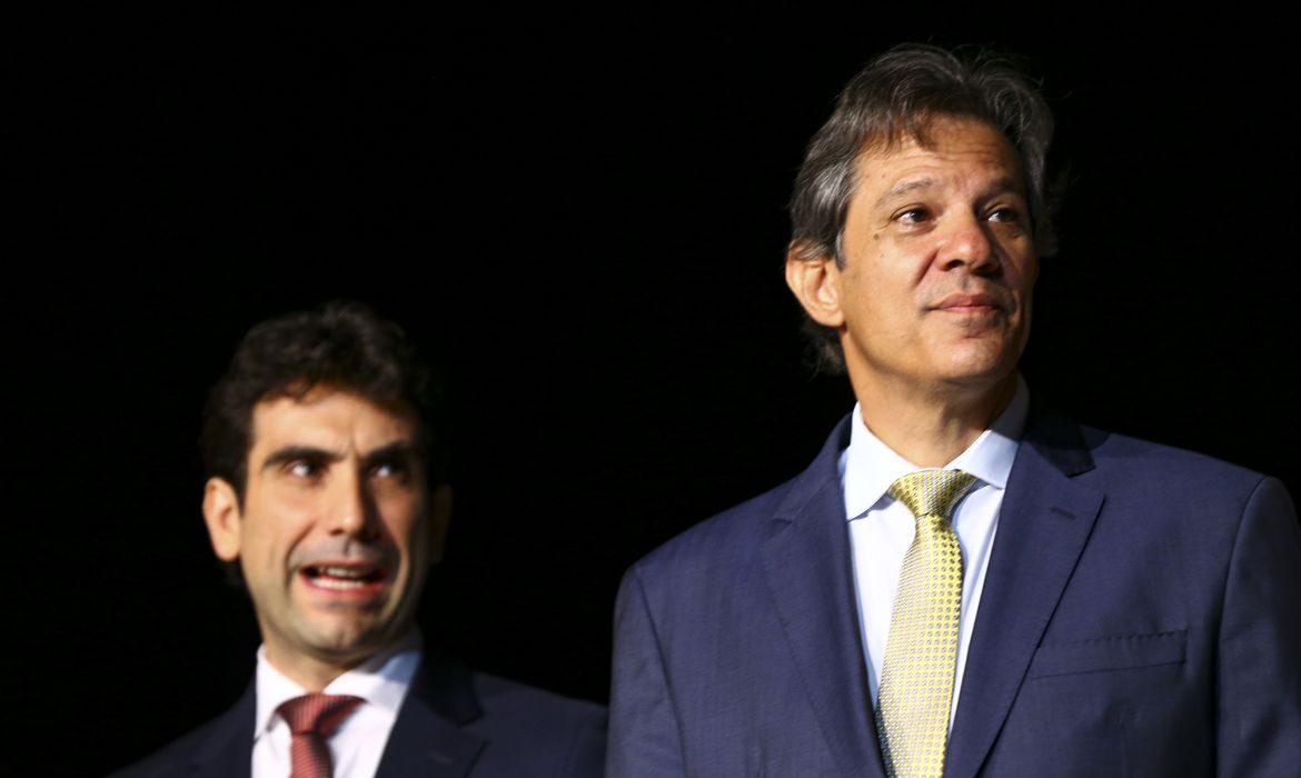 O secretário-executivo, Gabriel Galípolo, e o ministro da Fazenda, Fernando Haddad, assumem os cargos em cerimônia no Centro Cultural Banco do Brasil (CCBB).
